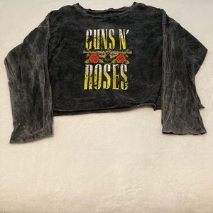 Guns and Roses Women’s Size Medium Cropped Long Sleeve T-Shirt.